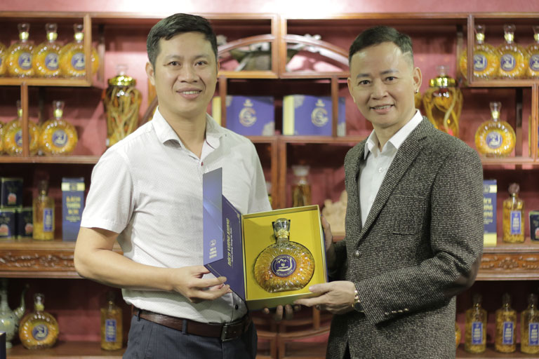 Diễn viên Tùng Dương lựa chọn rượu Bách Vương Khang sử dụng hàng tuần
