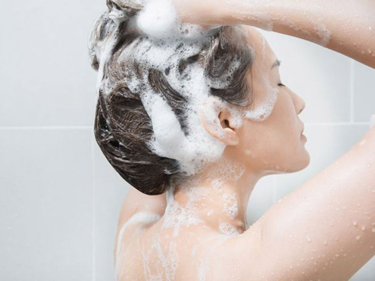 Hướng dẫn dùng dung dịch vệ sinh phụ nữ trị nấm da đầu 