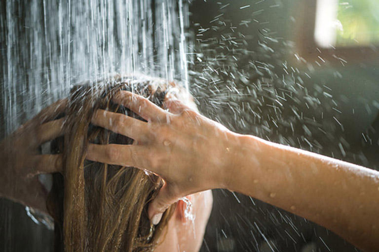 Trị nấm da đầu bằng dung dịch vệ sinh phụ nữ cần lưu ý gì? 