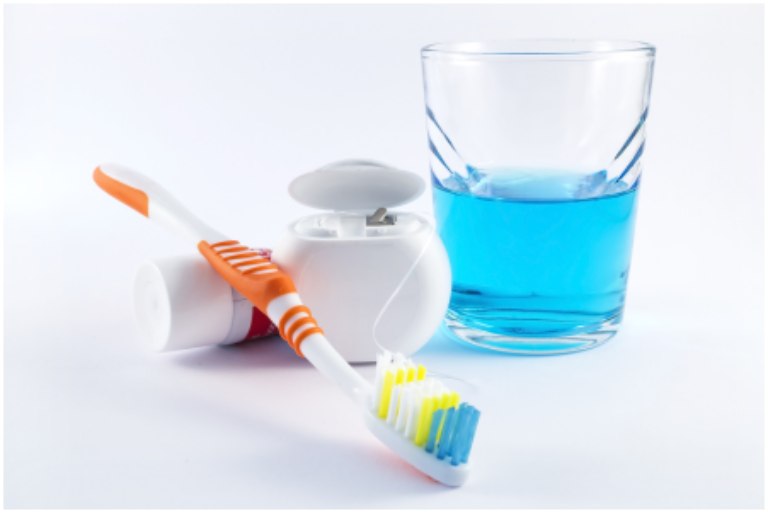 Không dùng chỉ nha khoa và nước súc miệng mà chỉ đánh răng sẽ rất khó làm sạch các kẽ răng