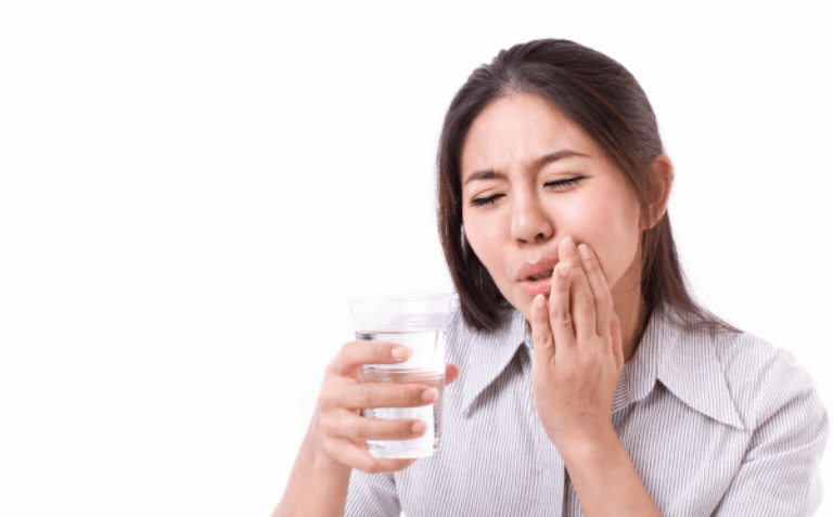 Có nhiều nguyên nhân khiến răng bị buốt khi uống nước lạnh