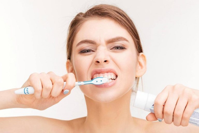 Vệ sinh răng miệng sai cách dễ gây buốt răng và các bệnh lý về răng miệng