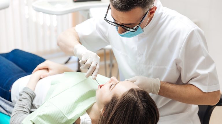 Thăm khám nha khoa, bác sĩ là điều cần thiết khi bị có dấu hiệu bị viêm tủy răng
