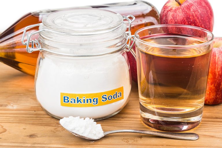 Baking soda có thể kết hợp với giấm táo hoặc giấm gạo để làm trắng răng