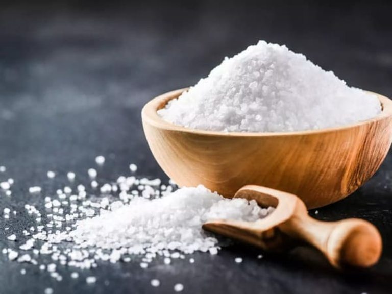 Sử dụng muối làm trắng răng là mẹo dân gian được lưu truyền rộng rãi