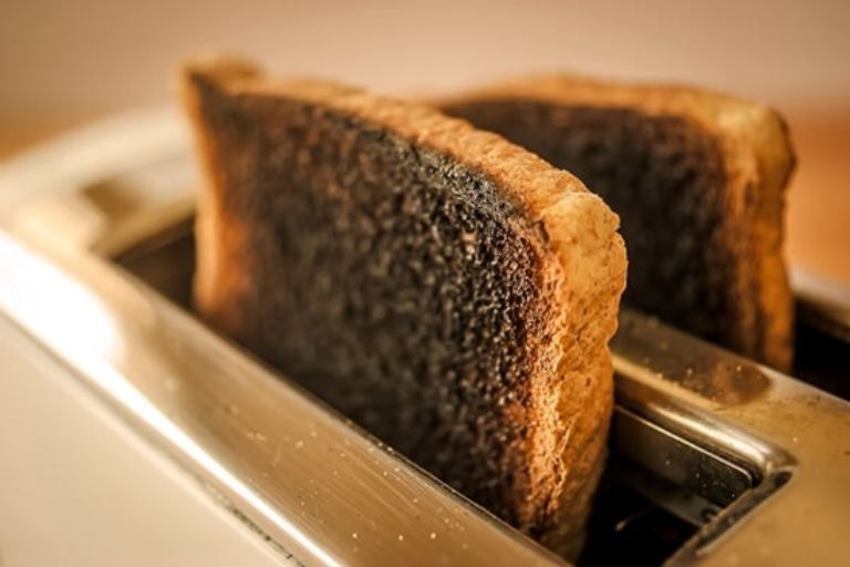 Bánh mì cháy chứa carbon có thể hỗ trợ làm trắng răng cho trẻ