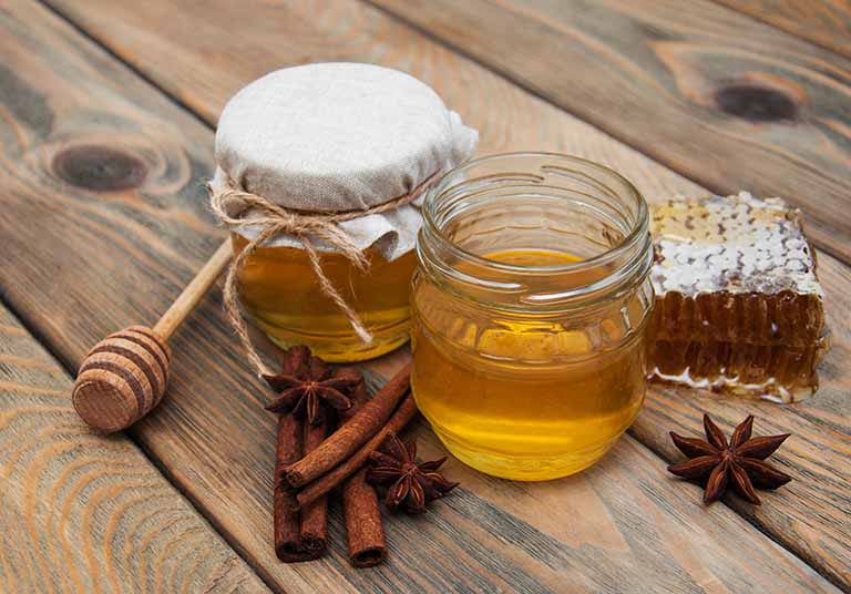 Mật ong và bột quế chữa viêm lợi