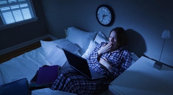 Hậu Covid mất ngủ có thể do thói quen thức khuya của người bệnh