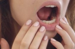 Tình trạng khô miệng rát lưỡi thường do nhiều nguyên nhân gây ra
