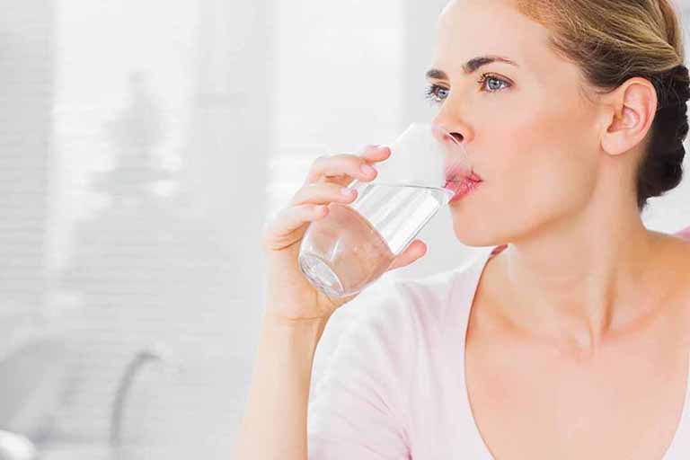 Uống nhiều nước - Mẹo vặt chữa khô miệng