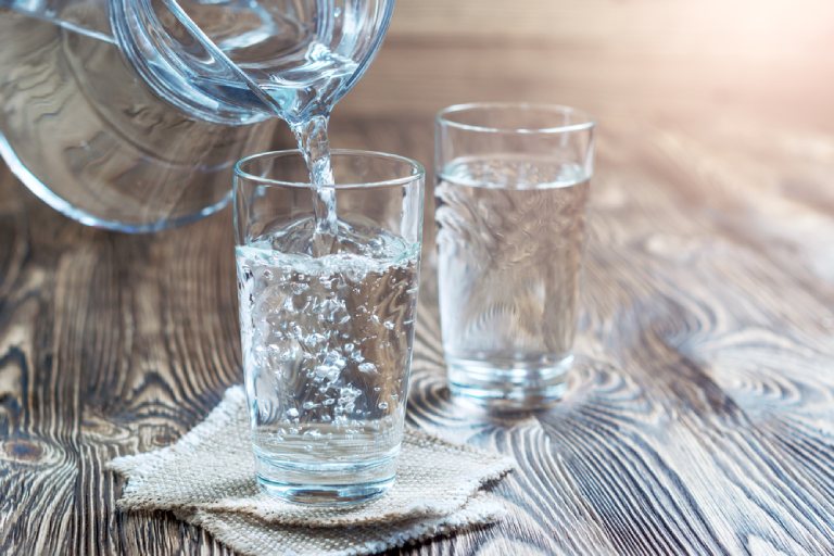 Uống đủ lượng nước cần thiết mỗi ngày để ngừa khô miệng