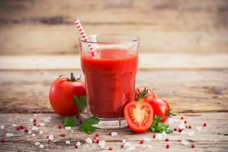 Bạn cũng có thể sử dụng nước ép cà chua để cải thiện tình trạng nhiệt miệng