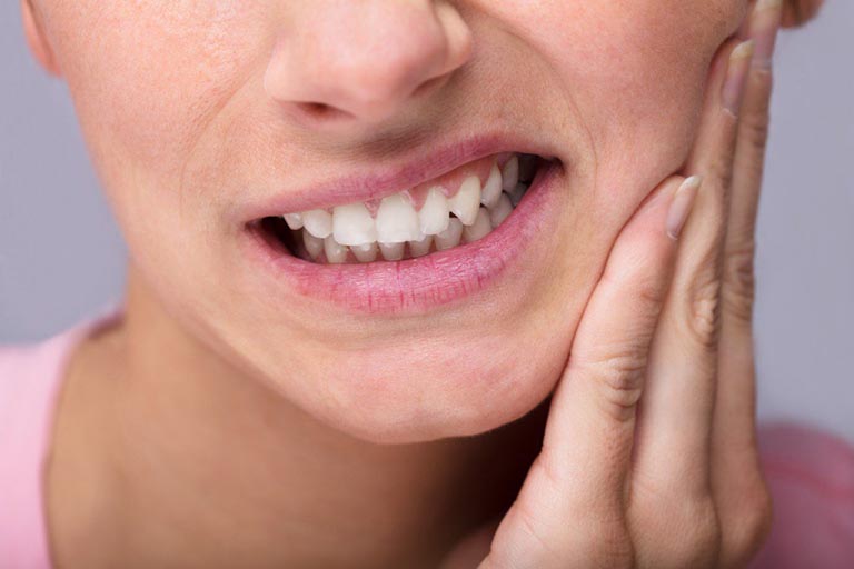 Răng cấm bị sâu gây đau nhức