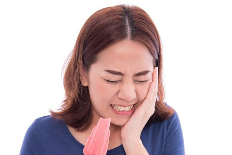 Răng bị ê buốt khi ăn đồ lạnh
