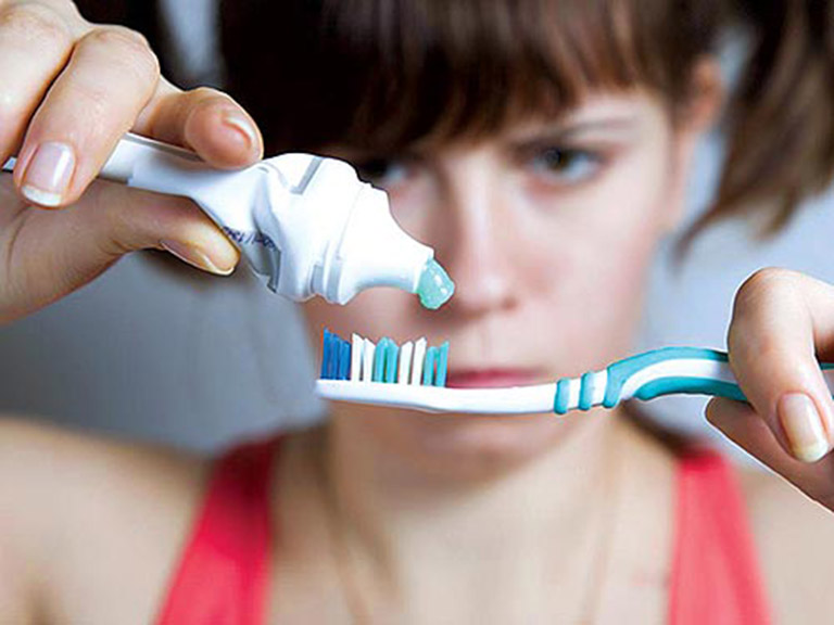 Chải răng đúng cách để phòng ngừa răng ê buốt khi ăn đồ lạnh