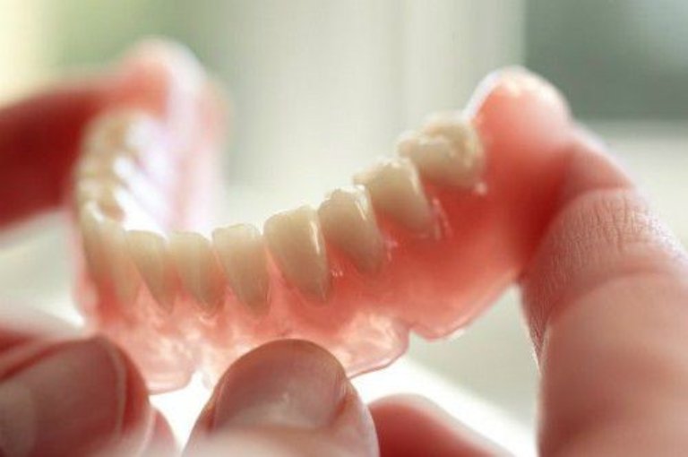 Tình trạng hôi miệng có thể xuất hiện do thói quen chăm sóc răng miệng không đúng cách
