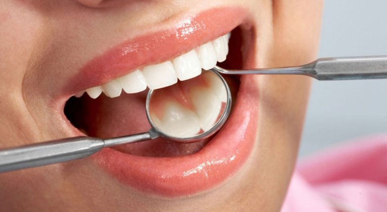 Khi bị hôi miệng sau khi trồng răng giả, tốt nhất bạn nên thăm khám nha sĩ, bác sĩ chuyên khoa để được chẩn đoán và điều trị