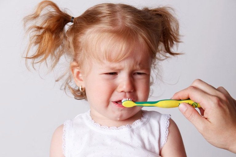 trẻ thường rất sợ hãi khi đánh răng vì đau rát