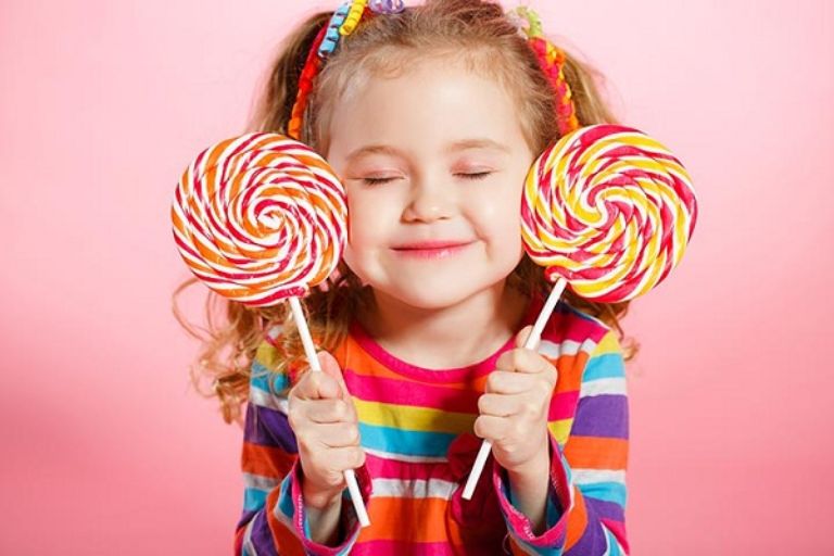 Trẻ thường xuyên ăn nhiều bánh kẹo, đồ ngọt cũng rất dễ bị viêm nha chu
