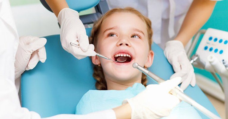 Thăm khám nha khoa là điều cần thiết khi trẻ có các bất thường về răng miệng