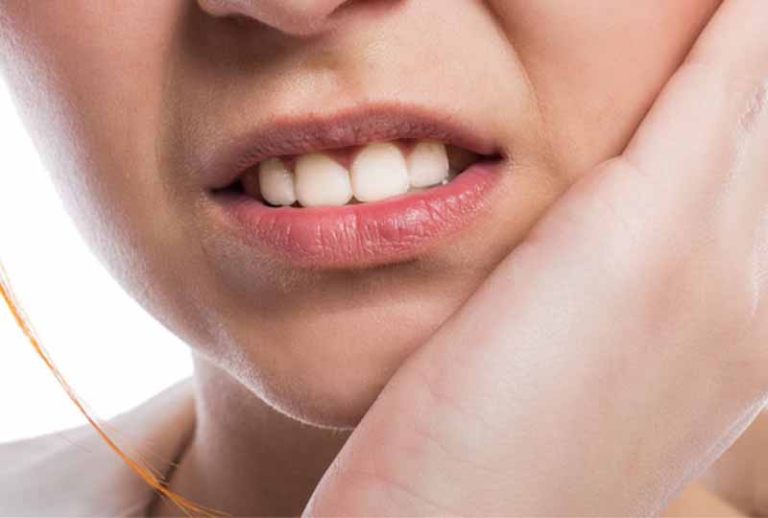 Viêm tủy răng có mủ có thể gây sưng má, nổi hạch
