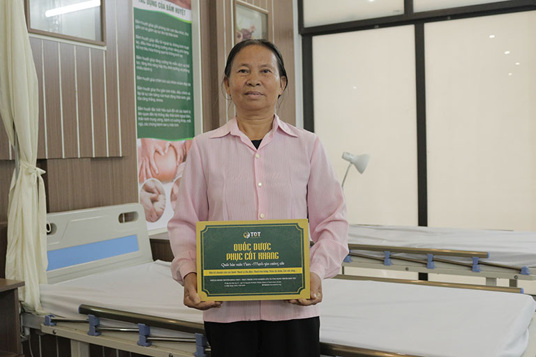 Bệnh nhân Trịnh Thị Xánh sử dụng bài thuốc Quốc dược Phục cốt khang 