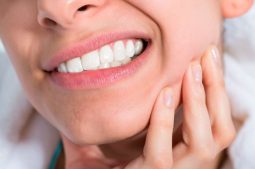 Đau răng số 7 có thể do nhiều nguyên nhân gây ra