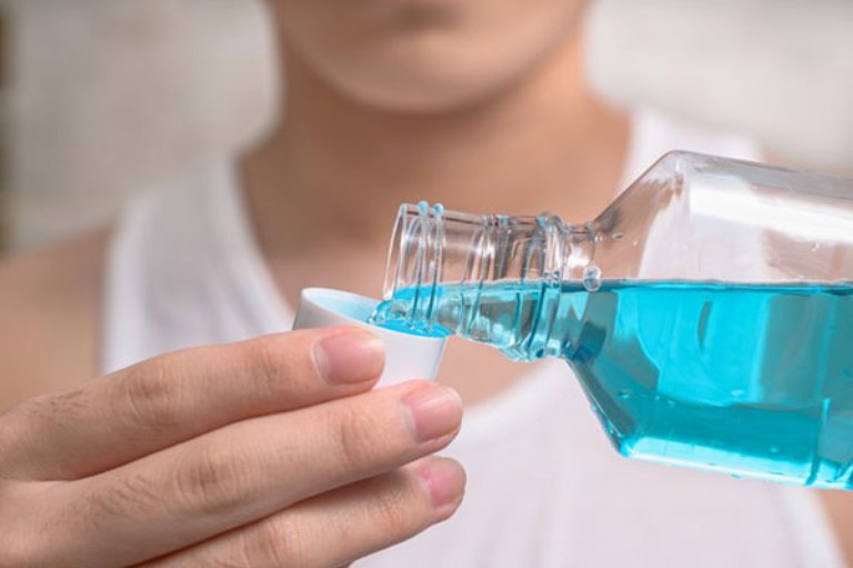 Người bị nhiệt miệng nên sử dụng nước súc miệng để hỗ trợ điều trị nhiệt miệng