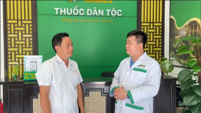 Thầy thuốc Trần Mạnh Xuyên và bệnh nhân đến khám chữa bệnh dạ dày tại Thuốc dân tộc