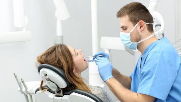 Người bị sưng nướu răng có mủ nên sớm thăm khám nha khoa, bác sĩ chuyên nghiệp, uy tín để được thăm khám, điều trị