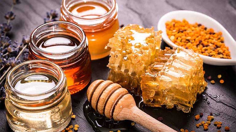 Dùng mật ong giúp giảm viêm, hỗ trợ làm lành vết loét nhiệt miệng