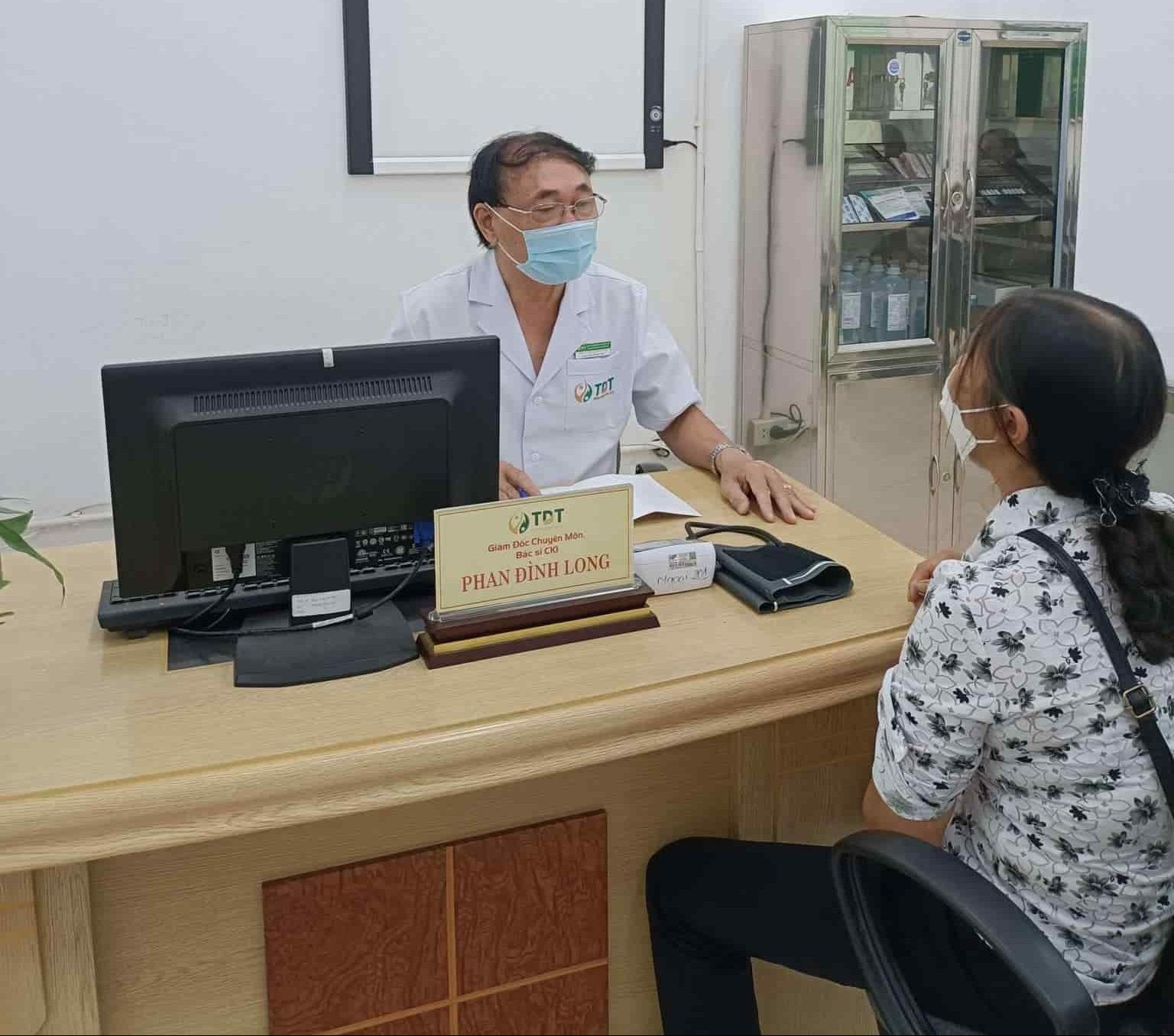 Bác sĩ Phan Đình Long tư vấn, khám sức khỏe cho người dân huyện Quốc Oai