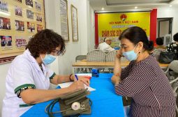 Bác sĩ Tuyết Lam tiến hành thăm khám, tư vấn cho hội viên