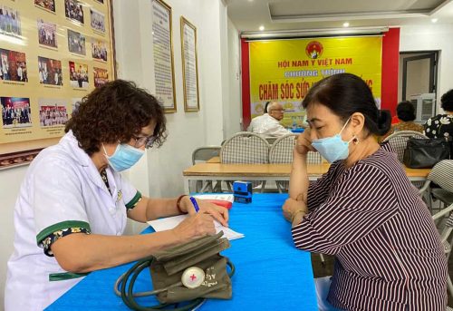 Bác sĩ Tuyết Lam tiến hành thăm khám, tư vấn cho hội viên