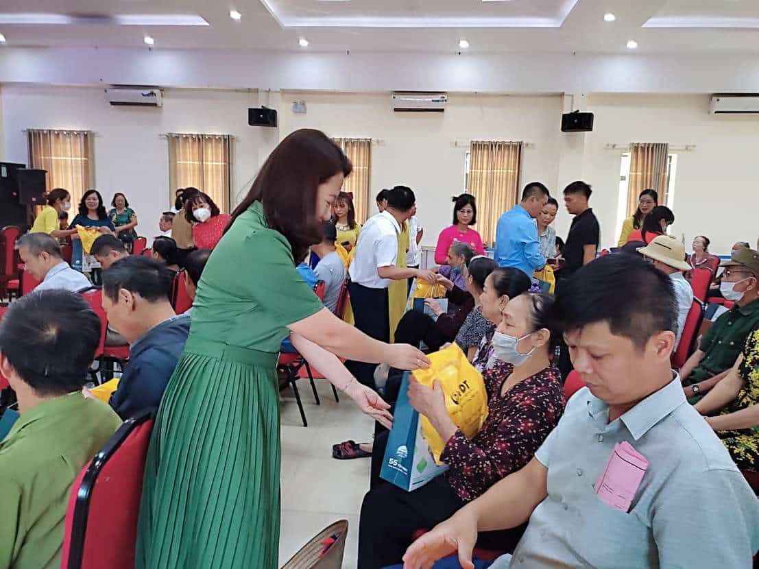Bà Đinh Thị Kim Thoa trao quà tặng cho các hộ gia đình có công với cách mạng
