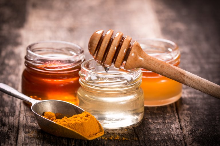 Mật ong và tinh bột nghệ cũng có thể hỗ trợ điều trị nhiệt miệng