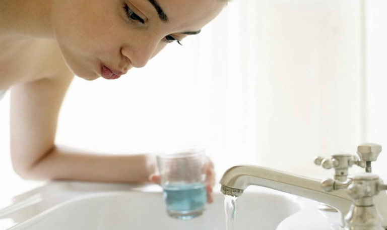 Súc miệng bằng nước muối sinh lý có thể thúc đẩy hồi phục tổn thương do nhiệt miệng gây ra