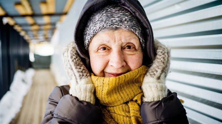Người già nên giữ ấm cơ thể vào mùa lạnh để phòng ngừa đột quỵ