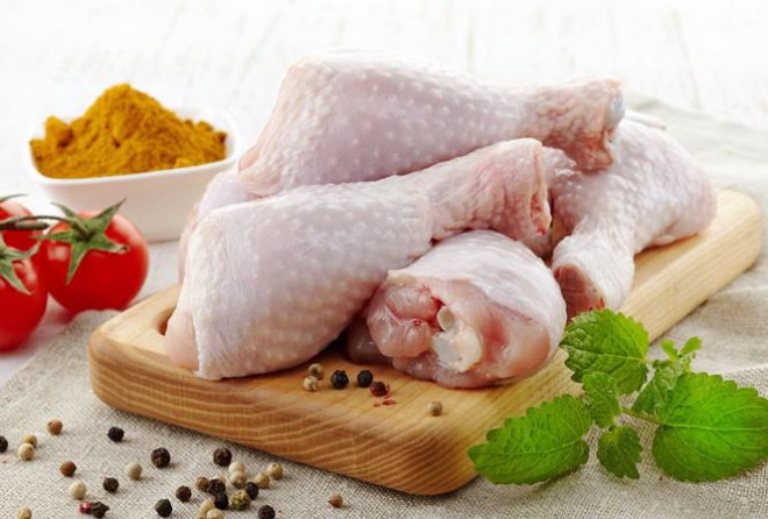 Thịt gà, đặc biệt là phần thịt đùi gà rất tốt cho sức khỏe người đột quỵ