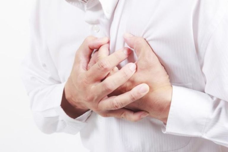 Nhồi máu cơ tim có thể do cục máu đông làm tắc một số động mạch vành hoặc là hậu quả của tình trạng co thắc mạch vành