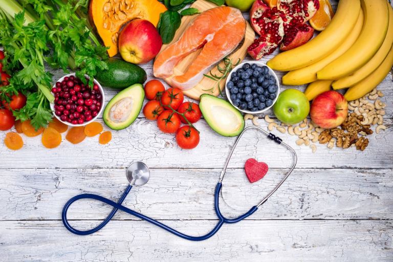 Nên tăng cường ăn nhiều rau xanh trái cây, tích cực bổ sung các thực phẩm tốt cho tim mạch