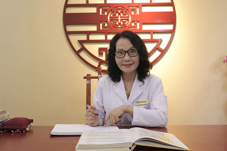 Thầy thuốc ưu tú, bác sĩ Lê Phương với hơn 40 năm kinh nghiệm khám chữa bệnh bằng Y học cổ truyền