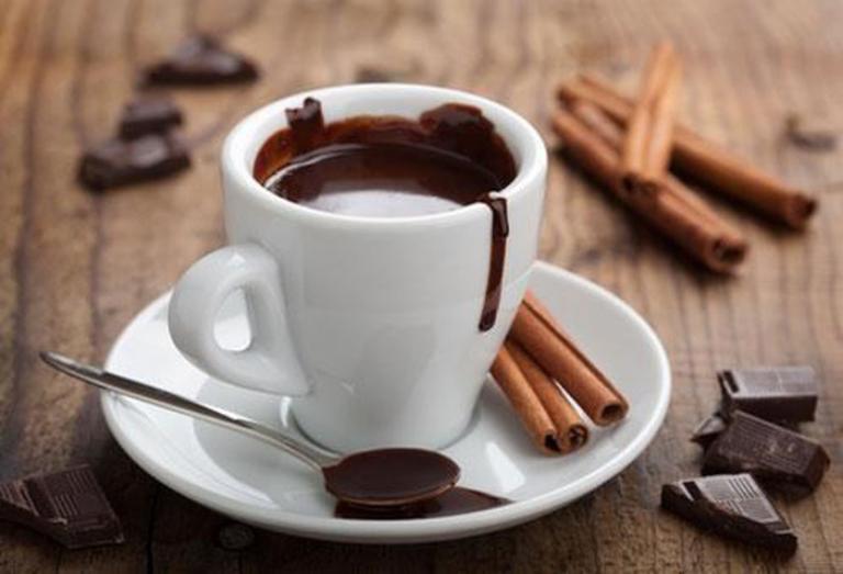 Bạn nên pha cacao với sữa hạnh nhân thay vì sữa béo để tốt cho sức khỏe