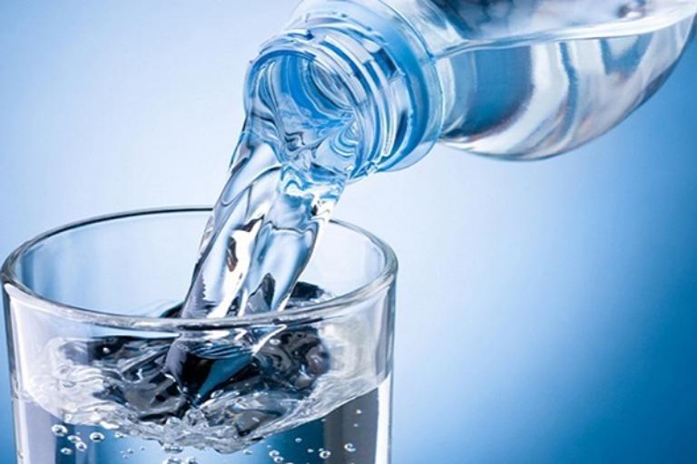 Uống nước khoáng thiên nhiên mỗi ngày cũng giúp cải thiện sức khỏe tim mạch rất tốt