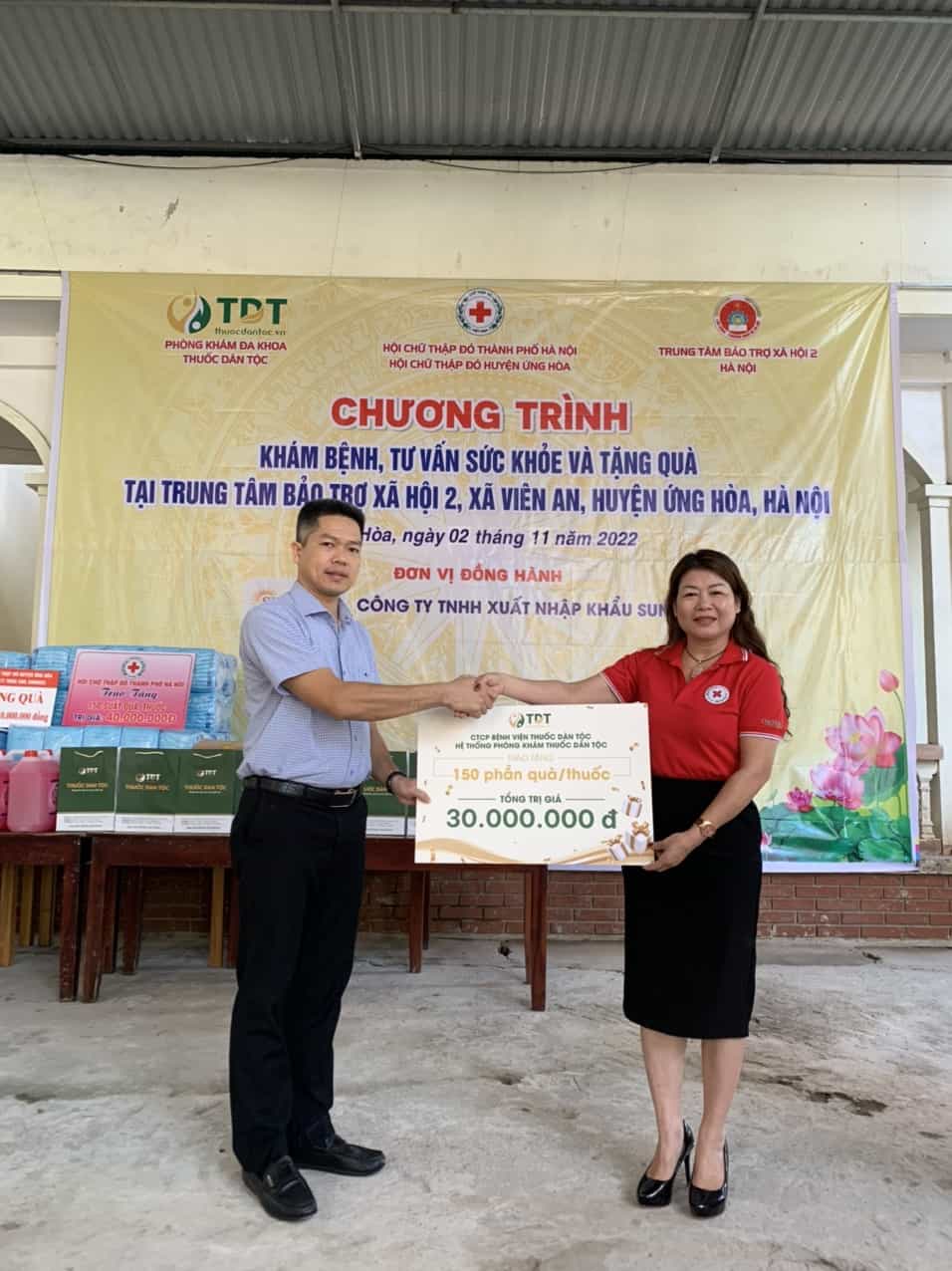 Ông Nguyễn Quang Hưng trao tặng quà cho Trung tâm Bảo trợ xã hội