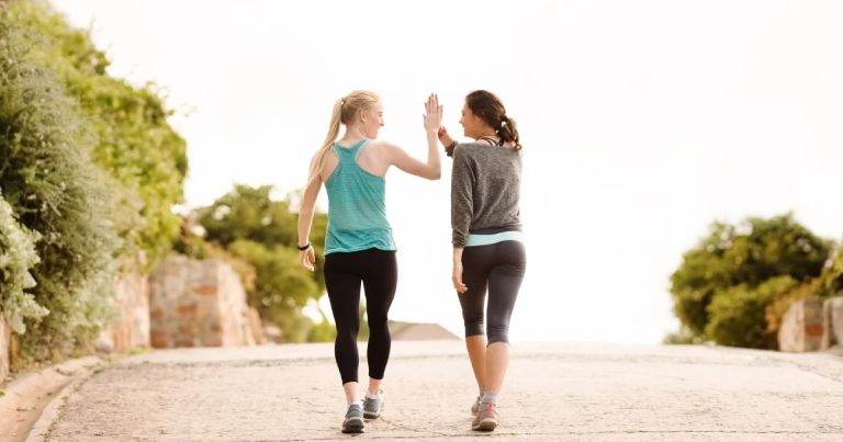 Tập đi bộ sẽ giúp cơ thể chúng ta khỏe khoắn và chống chịu với bệnh tật tốt hơn