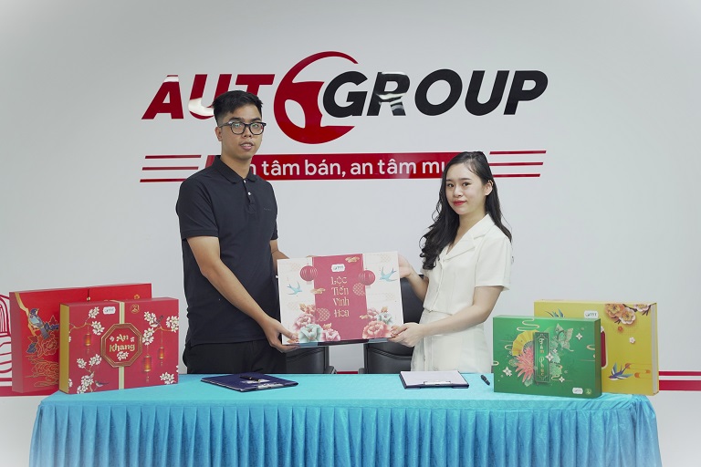 Set quà Lộc Tiến Vinh Hoa được ký kết với Auto Group