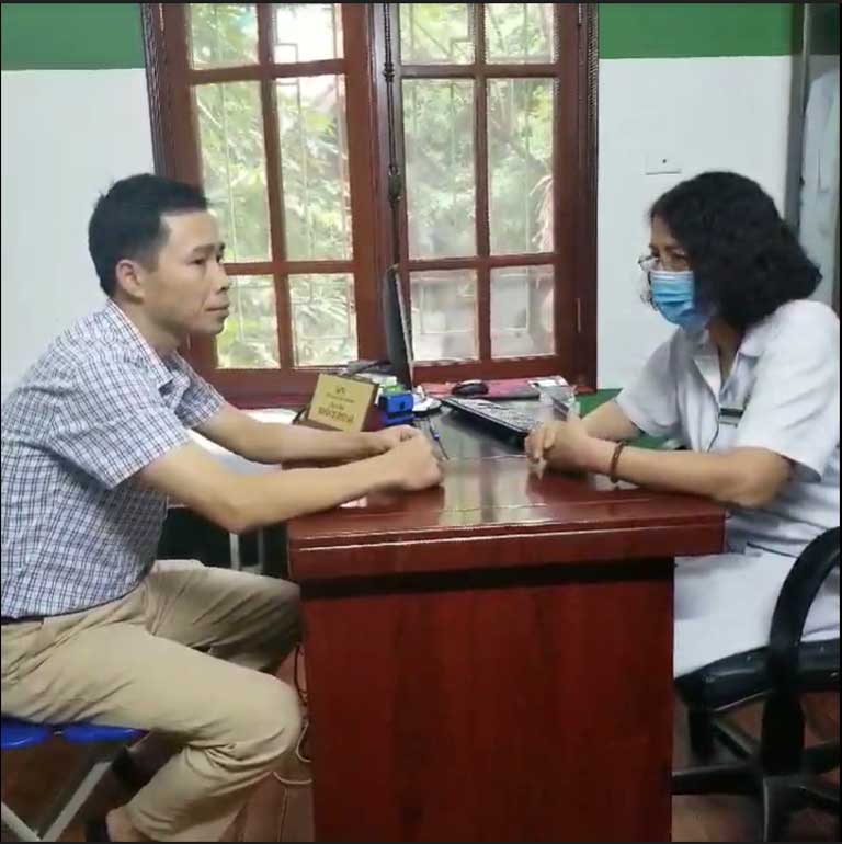 Bệnh nhân được bác sĩ Tuyết Lan trực tiếp thăm khám