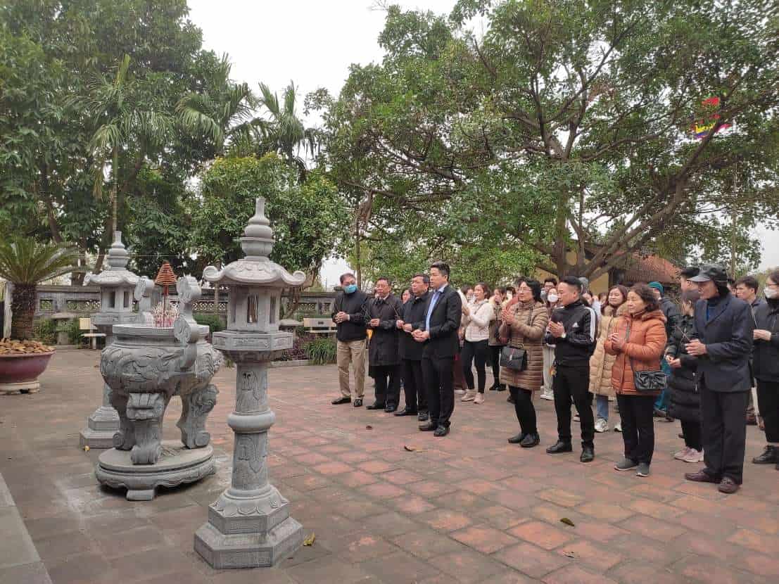 Hình ảnh dâng hương tại Khu tưởng niệm Hải Thượng Lãn Ông - Lê Hữu Trác tại Liêu Xá - Yên Mỹ - Hưng Yên