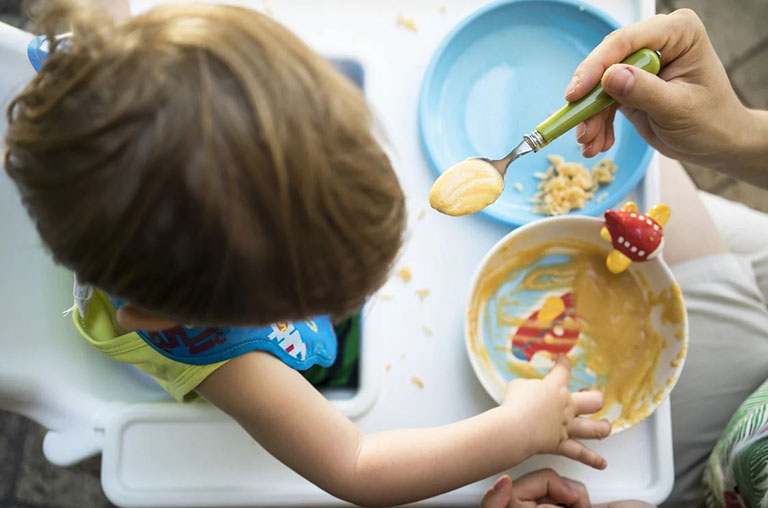 Trẻ bị viêm da cơ địa kiêng ăn gì để bệnh không nặng thêm